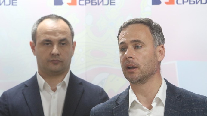 Dok Gazivode ruše, Vučić igra